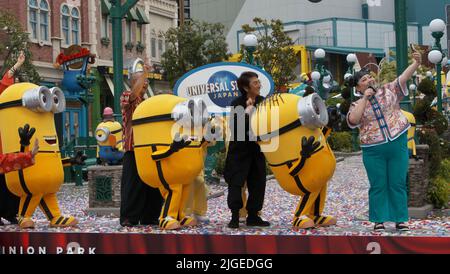 Osaka, Giappone. 10th luglio 2022. Voce giapponese cast e comico Naomi Watanabe(R) selfie con (R3-L) attore Masachika Ichimura, Rakugo comico, Shofukutei Tsurube e Minions Costume Character's Photo di Keizo Mori/UPI Credit: UPI/Alamy Live News Foto Stock