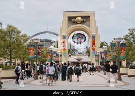 Osaka, Giappone. 10th luglio 2022. I popoli sono visti entrare nella porta degli Universal Studios Japan a Osaka, Giappone domenica 10 luglio 2022. Foto di Keizo Mori/UPI Credit: UPI/Alamy Live News Foto Stock