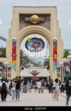 Osaka, Giappone. 10th luglio 2022. I popoli sono visti entrare nella porta degli Universal Studios Japan a Osaka, Giappone domenica 10 luglio 2022. Foto di Keizo Mori/UPI Credit: UPI/Alamy Live News Foto Stock