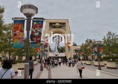 Osaka, Giappone. 10th luglio 2022. I popoli sono visti entrare nella porta degli Universal Studios Japan a Osaka, Giappone domenica 10 luglio 2022. Foto di Keizo Mori/UPI Credit: UPI/Alamy Live News Foto Stock