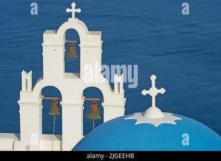 Santorini, Grecia e la cupola blu e il campanile della chiesa greco-ortodossa comunemente conosciuta come le tre campane di Thira (Fira) Foto Stock