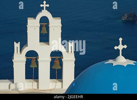 Santorini, Grecia e la cupola blu e il campanile della chiesa greco-ortodossa comunemente conosciuta come le tre campane di Thira (Fira) Foto Stock