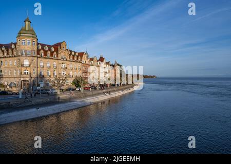 Vista dal ponte sulle magnifiche case sul lungomare nel pomeriggio. Costanza, Lago di Costanza, Baden-Württemberg, Germania, Europa. Foto Stock