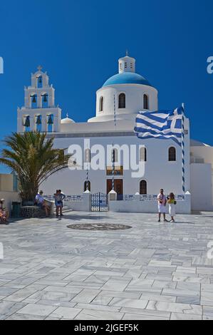 Oia, o Ia e la Chiesa di Panagia Akathistos Hymn sull'isola di Santorini, parte delle isole Cicladi al largo della Grecia continentale Foto Stock