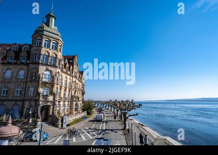 Vista dal ponte sulle magnifiche case sul lungomare nel pomeriggio. Costanza, Lago di Costanza, Baden-Württemberg, Germania, Europa. Foto Stock