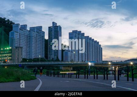 Vista notturna di Anyang City, Gyeonggi-do, Corea Foto Stock