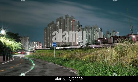 Vista notturna di Anyang City, Gyeonggi-do, Corea Foto Stock