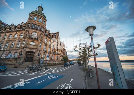 Vista dal ponte sulle magnifiche case sul lungomare nel pomeriggio. Costanza, Lago di Costanza, Baden-Württemberg, Germania, Europa. Foto Stock