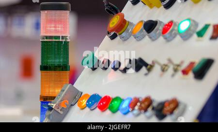 Pannello di molte spie e pulsanti a diodi colorati. Pannello di controllo di una macchina industriale. Foto Stock