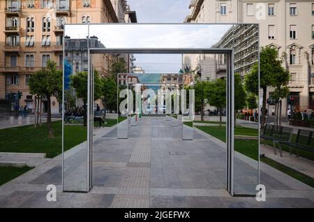 La Spezia, Italia - Aprile 2022: Installazione moderna di archi a specchio lungo Piazza Giuseppe Verdi. Arte contemporanea nelle infrastrutture della città. Foto Stock