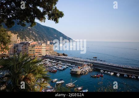 Porto chiamato Porticciolo di Camogli sulla costa mediterranea della Liguria. Piccolo porto del villaggio di Camogli. Vista panoramica del porto turistico con barche Foto Stock