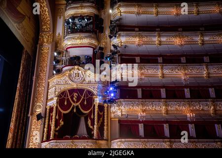 Vista all'interno dell'auditorium nel Teatro Bolshoi (la tappa storica) di Balletto e Opera di Mosca, Russia Foto Stock