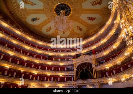 Vista all'interno dell'auditorium nel Teatro Bolshoi (la tappa storica) di Balletto e Opera di Mosca, Russia Foto Stock