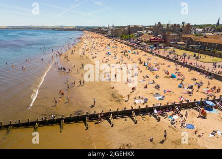 Portobello, Edimburgo, Scozia, Regno Unito. 10 luglio 2022. Una vista aerea di migliaia di amanti del sole sulla spiaggia di Portobello oggi con l'aumento delle temperature a 27C. La famosa spiaggia e il lungomare fuori Edimburgo sono stati a lungo un magnete per gli abitanti della città in estate. Iain Masterton/Alamy Live News Foto Stock