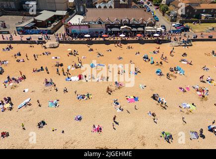 Portobello, Edimburgo, Scozia, Regno Unito. 10 luglio 2022. Una vista aerea di migliaia di amanti del sole sulla spiaggia di Portobello oggi con l'aumento delle temperature a 27C. La famosa spiaggia e il lungomare fuori Edimburgo sono stati a lungo un magnete per gli abitanti della città in estate. Iain Masterton/Alamy Live News Foto Stock