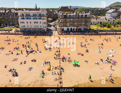 Portobello, Edimburgo, Scozia, Regno Unito. 10 luglio 2022. Una vista aerea di migliaia di amanti del sole sulla spiaggia di Portobello oggi con l'aumento delle temperature a 27C. La famosa spiaggia e il lungomare fuori Edimburgo sono stati a lungo un magnete per gli abitanti della città in estate. Iain Masterton/Alamy Live News Foto Stock