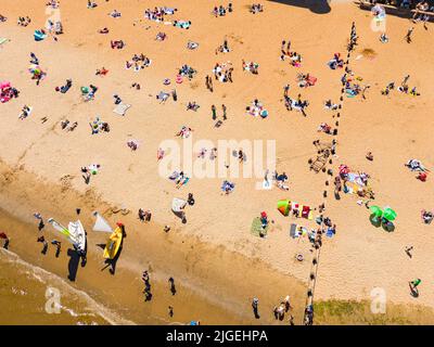 Portobello, Edimburgo, Scozia, Regno Unito. 10 luglio 2022. Una vista aerea di migliaia di amanti del sole sulla spiaggia di Portobello oggi con l'aumento delle temperature a 27C. La famosa spiaggia e il lungomare fuori Edimburgo sono stati a lungo un magnete per gli abitanti della città in estate. Iain Masterton/Alamy Live News Foto Stock