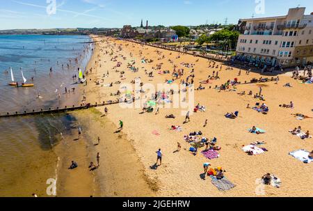 Portobello, Edimburgo, Scozia, Regno Unito. 10 luglio 2022. Una vista aerea di migliaia di amanti del sole sulla spiaggia di Portobello oggi con l'aumento delle temperature a 27C. La famosa spiaggia e il lungomare fuori Edimburgo sono stati a lungo un magnete per gli abitanti della città in estate. Iain Masterton/Alamy Live News Foto Stock