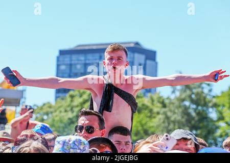 Glasgow, Regno Unito. 10th luglio 2022. In una giornata estiva soleggiata e molto calda, 50000 appassionati di musica hanno partecipato al festival musicale TRNSMT a Glasgow Green, Glasgow, Scozia, Regno Unito. Il festival, tenuto in tre giorni è stato un sell out ogni giorno e i tifosi hanno goduto di un ritorno del festival dopo i recenti blocchi e restrizioni. Credit: Findlay/Alamy Live News Foto Stock