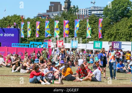 Glasgow, Regno Unito. 10th luglio 2022. In una giornata estiva soleggiata e molto calda, 50000 appassionati di musica hanno partecipato al festival musicale TRNSMT a Glasgow Green, Glasgow, Scozia, Regno Unito. Il festival, tenuto in tre giorni è stato un sell out ogni giorno e i tifosi hanno goduto di un ritorno del festival dopo i recenti blocchi e restrizioni. Credit: Findlay/Alamy Live News Foto Stock