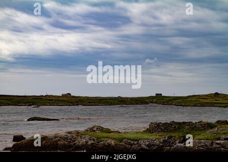 Case sullo skyline, Loch Eynort, South Uist Foto Stock