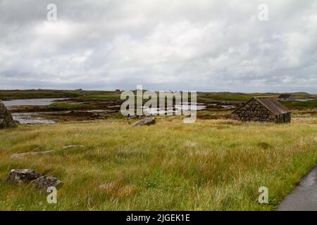 Pietra byre sulla riva di Loch Eynort, Sud Uist Foto Stock