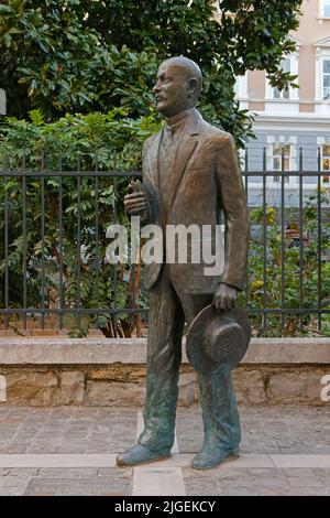 TRIESTE, Italia - 25 marzo 2022: Statua in bronzo del famoso scrittore italiano Italo Svevo, opera dello scultore triestino Nino Spagnoli, in piazza Hortis Foto Stock