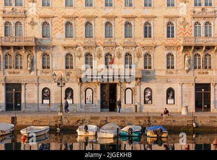 TRIESTE, Italia - 25 marzo 2022: Palazzo Goppevich lungo il Canal grande, sede del Museo Civico teatrale Carlo Schmidl Foto Stock