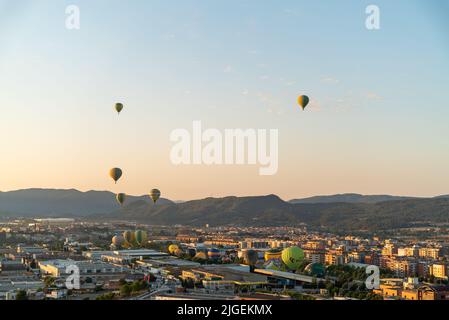 Igualada, Barcellona, Spagna. 10th luglio 2022. Ultimo giorno della festa del mongolfiera 24th a Igualada (Barcellona, Spagna).in quest'ultimo volo, 40 mongolfiere hanno lasciato l'area della ''conca d'Odena'', con lo spettacolare fondo della montagna di Montserrat, in una calda giornata di luglio nell'Europa meridionale (Credit Image: © Eric Renom/ZUMA Press Wire) Foto Stock