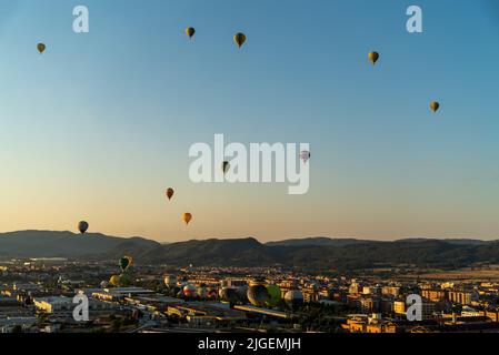 Igualada, Barcellona, Spagna. 10th luglio 2022. Ultimo giorno della festa del mongolfiera 24th a Igualada (Barcellona, Spagna).in quest'ultimo volo, 40 mongolfiere hanno lasciato l'area della ''conca d'Odena'', con lo spettacolare fondo della montagna di Montserrat, in una calda giornata di luglio nell'Europa meridionale (Credit Image: © Eric Renom/ZUMA Press Wire) Foto Stock