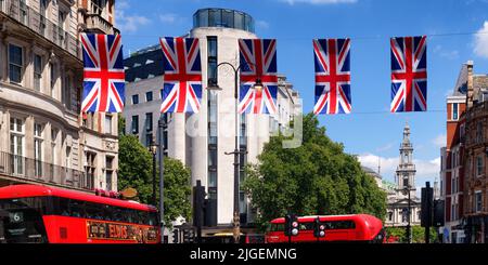Le bandiere del jack dell'Unione britannica hanno appeso attraverso lo Strand, il giubileo di platino della regina Elizabeth, Londra, Inghilterra Foto Stock