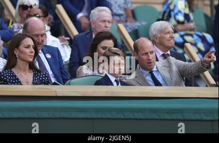 Londra, Gran Bretagna. 10th luglio 2022. Il Duca di Cambridge della Gran Bretagna, il Principe William (R, Front Row) e Caterina, la Duchessa di Cambridge (L, Front Row) e il Principe George sono visti nella Royal Box durante la finale maschile dei singoli contro Novak Djokovic di Serbia al Wimbledon Tennis Championship di Londra, Gran Bretagna, 10 luglio 2022. Credit: Han Yan/Xinhua/Alamy Live News Foto Stock