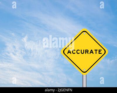 Cartello di trasporto giallo con la parola precisa sullo sfondo blu del cielo Foto Stock