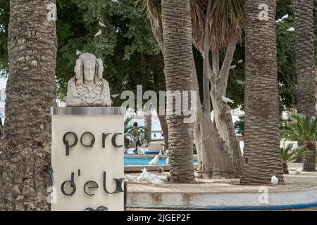 Busto della Signora di Elche nel parco circondato da palme, con una fontana e molti piccioni a Benidorm, Alicante, Spagna, Europa Foto Stock