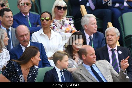 Londra, GBR. 10th luglio 2022. London Wimbledon Championships Day 10/07/2022 Novak Djokovic (SRB) gioca Nick Kyrgios (AUS) nella finale di Mens Singles guardata da Duke e Duchessa di Cambridge e Prince George Credit: Roger Parker/Alamy Live News Foto Stock