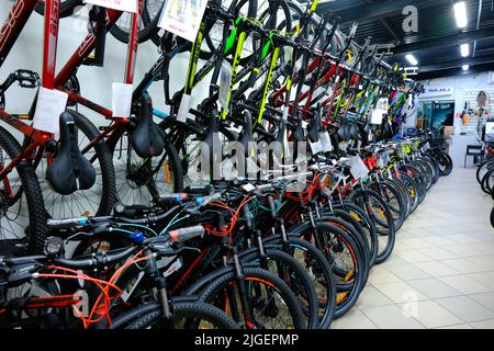 Maggio 4, 2022. Minsk, Bielorussia. Nel negozio c'erano un sacco di biciclette diverse, un negozio di biciclette. Foto Stock