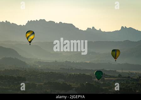 Igualada, Barcellona, Spagna. 10th luglio 2022. Ultimo giorno della festa del mongolfiera 24th a Igualada (Barcellona, Spagna).in quest'ultimo volo, 40 mongolfiere hanno lasciato l'area della ''conca d'Odena'', con lo spettacolare fondo della montagna di Montserrat, in una calda giornata di luglio nell'Europa meridionale (Credit Image: © Eric Renom/ZUMA Press Wire) Foto Stock