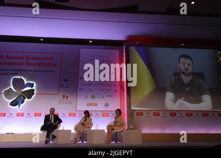 Atene, Grecia. 05th luglio 2022. (7/5/2022) Daniel Franklin Direttore Esecutivo e diplomatico dell'Economist (sinistra), Maia Sandu, Presidente della Repubblica di Moldavia (destra) e Katerina Sakellaropoulou, Presidente della Repubblica ellenica (centro), e Presidente dell'Ucraina Volodymyr Zelensky sullo schermo, durante la Tavola rotonda annuale del Governo Economista 26th. Atene, Grecia. (Foto di Dimitrios Karvountzis/Pacific Press/Sipa USA) Credit: Sipa USA/Alamy Live News Foto Stock