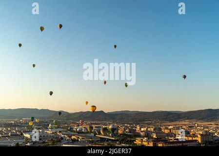 Igualada, Barcellona, Spagna. 10th luglio 2022. Ultimo giorno della festa del mongolfiera 24th a Igualada (Barcellona, Spagna).in quest'ultimo volo, 40 mongolfiere hanno lasciato l'area della ''conca d'Odena'', con lo spettacolare fondo della montagna di Montserrat, in una calda giornata di luglio nell'Europa meridionale (Credit Image: © Eric Renom/ZUMA Press Wire) Foto Stock