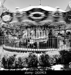 Una foto in bianco e nero di una giostra in movimento nel parco divertimenti nel centro di St. George, Utah Foto Stock