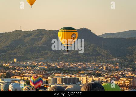 Igualada, Barcellona, Spagna. 10th luglio 2022. Ultimo giorno della festa del mongolfiera 24th a Igualada (Barcellona, Spagna).in quest'ultimo volo, 40 mongolfiere hanno lasciato l'area della ''conca d'Odena'', con lo spettacolare fondo della montagna di Montserrat, in una calda giornata di luglio nell'Europa meridionale (Credit Image: © Eric Renom/ZUMA Press Wire) Foto Stock