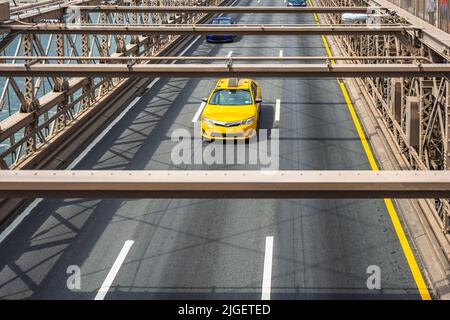 Il taxi di New York porta i passeggeri attraverso il ponte di Brooklyn Foto Stock