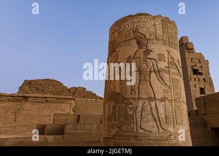 Rilievo del Dio egiziano Horus su una colonna al tempio di Kom Ombo, Egitto, Oktober 23, 2018 Foto Stock