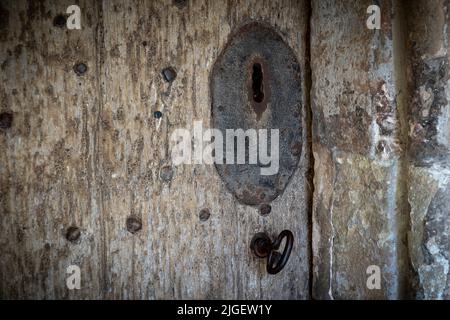 Mobili porta con portachiavi su porta chiesa antica St Michael's Tunstall, Suffolk, Regno Unito Foto Stock