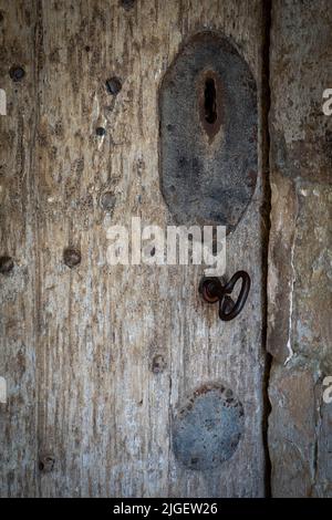 Mobili porta con portachiavi su porta chiesa antica St Michael's Tunstall, Suffolk, Regno Unito Foto Stock