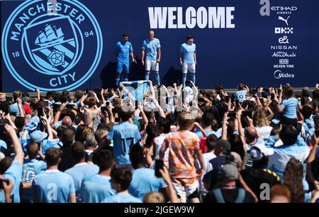 Manchester, Regno Unito. 10th luglio 2022. (Sinistra-destra) Stefan Ortega Moreno di Manchester City, Erling Haaland, Julian Alvarez ha illustrato durante la presentazione dei tifosi delle loro nuove iscrizioni all'Etihad Stadium di Manchester. Il credito dovrebbe essere: Isaac Parkin/Sportimage Credit: Sportimage/Alamy Live News Foto Stock