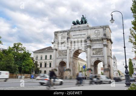 Porta della vittoria, arco trionfale (chiamato Siegestor) a Monaco di Baviera, in Germania, il 2021 settembre Foto Stock