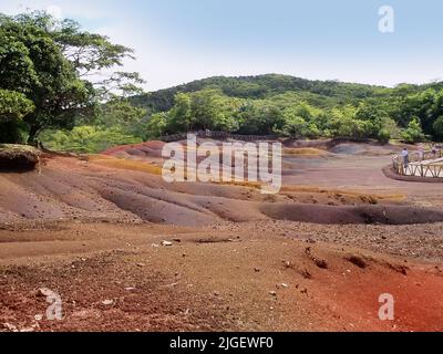 Visita turistica di Chamarel nell'isola di Mauritius. Il Geopark della Terra dei sette colori di Chamarel. Lava colorata. La terra dei sette colori è un fenomeno naturale. Foto Stock