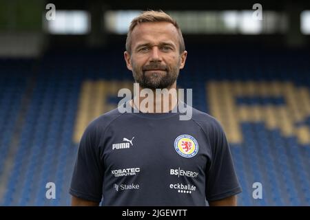 Brunswick, Germania. 10th luglio 2022. Calcio: 2. Bundesliga, sessione fotografica per la stagione 2022/23, Eintracht Braunschweig, allenatore Michael Schiele. Credit: Swen Pförtner/dpa - NOTA IMPORTANTE: In conformità con i requisiti della DFL Deutsche Fußball Liga e della DFB Deutscher Fußball-Bund, è vietato utilizzare o utilizzare fotografie scattate nello stadio e/o della partita sotto forma di immagini di sequenza e/o serie di foto video-simili./dpa/Alamy Live News Foto Stock