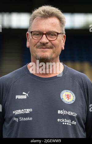 Brunswick, Germania. 10th luglio 2022. Calcio: 2. Bundesliga, sessione fotografica per la stagione 2022/23, Eintracht Braunschweig, Zeugwart Christian Skolik. Credit: Swen Pförtner/dpa - NOTA IMPORTANTE: In conformità con i requisiti della DFL Deutsche Fußball Liga e della DFB Deutscher Fußball-Bund, è vietato utilizzare o utilizzare fotografie scattate nello stadio e/o della partita sotto forma di immagini di sequenza e/o serie di foto video-simili./dpa/Alamy Live News Foto Stock